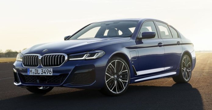 Новые BMW 5 серии и X1 подключат к розетке