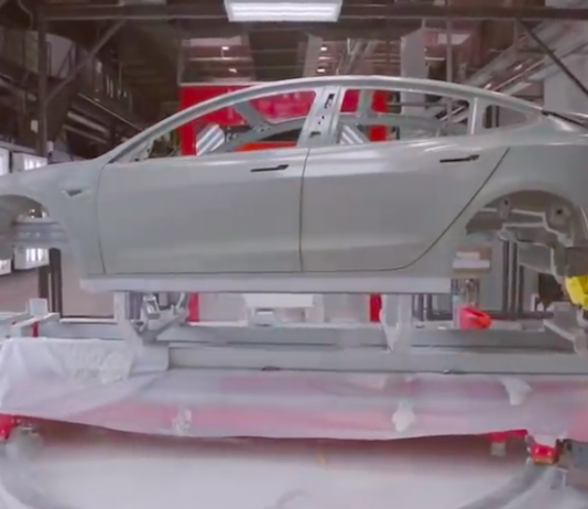 Вот так выглядит завод Tesla, снятый с дрона. Там очень много роботов