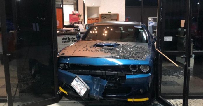 Неудачная попытка угона Dodge Challenger: машина застряла в дверях автосалона